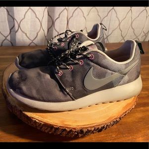 Grey camo and pink accent NIKE ROSHE